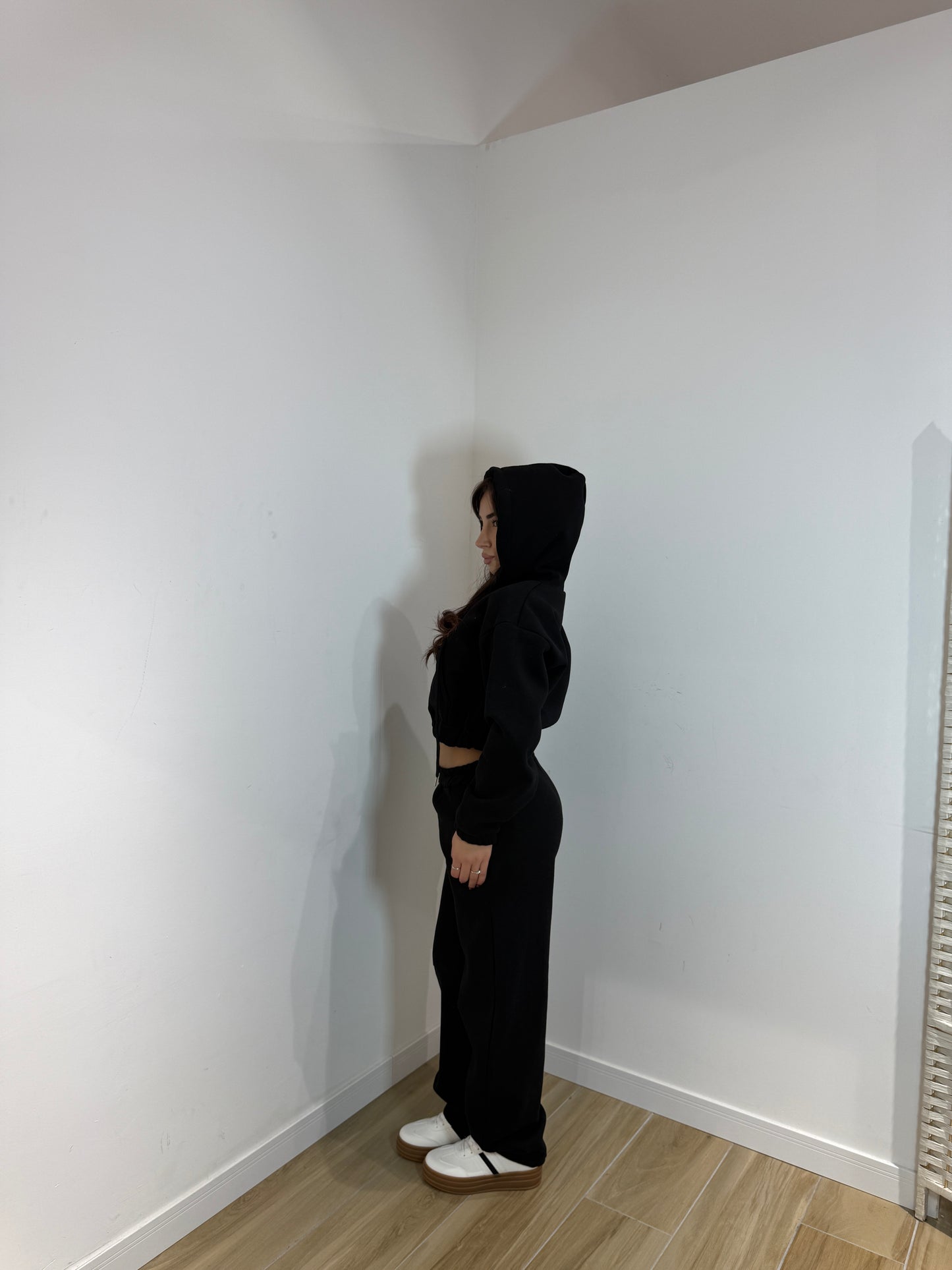 Felpa crop con cerniera nera